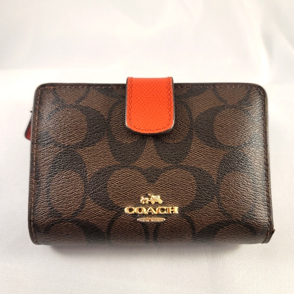 Medium Corner Zip Wallet In Signature Canvas